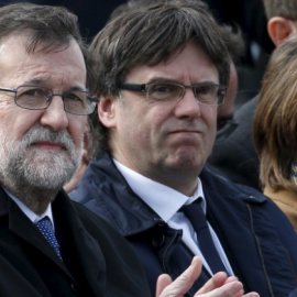 El presidente del Gobierno, Mariano Rajoy, y su homólogo en la Generalitat, Carles Puigdemont, en un acto de la Generalitat. Archivo REUTERS.