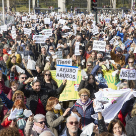 Miles de personas se manifiestan contra el desmantelamiento de la Sanidad Pública, en la Plaza de Cibeles, a 12 de febrero de 2023, en Madrid (España). Foto: Jesús Hellín / Europa Press