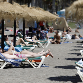 Malagueños y visitantes disfrutan de las playas y los chiringuitos de la capital durante el primer fin de semana de apertura de la movilidad entre provincias y coincidiendo, a 02 de mayo del 2021, en Málaga (España). Foto: Álex Zea / Europa Press