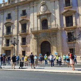 Manifestación frente a la sede del TSJCV./ EUROPA PRESS