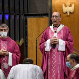 Un momento de la celebración en la Sagrada Familia de una misa por los difuntos durante la pandemia "que no han podido recibir la despedida que merecen”, oficiada por el cardenal Juan José Omella. / Quique Garcia / EFE