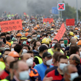 Miles de personas, entre ellas multitud de trabajadores de Alcoa, han protagonizado este domingo una protesta, con corte de la Autovía del Cantábrico incluido, como muestra de su rechazo al anuncio de la multinacional del aluminio de que iniciará un pe