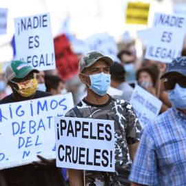 Decenas de personas participan en una manifestación para reclamar la regularización de inmigrantes irregulares. EFE/ Víctor Lerena