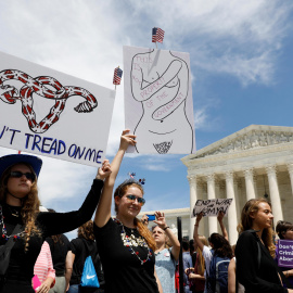 21/05/2019 - Activistas por los derechos al aborto se reúnen frente a la Corte Suprema de los EEUU, el 21 de mayo de 2019. REUTERS/ Kevin Lamarque