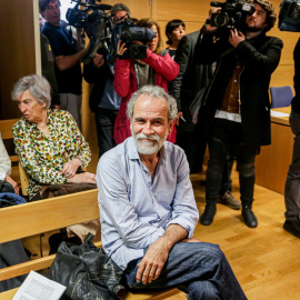 El actor Willy Toledo, sentado en el banquillo de los acusados en el juzgado de lo Penal número 26 de Madrid. / EUROPA PRESS