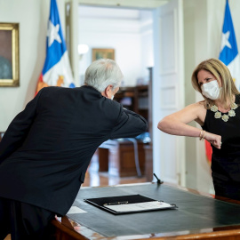 El presidente de Chile Sebastián Piñera saluda con el codo a su nueva ministra de la Mujer y la Equidad de Género,Macarena Santelices, sobrina-nieta del dictador Augusto Pinochet./ Presidencia Chile.