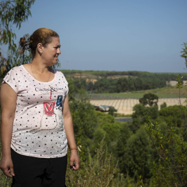 Fatima Zouihra, una temporera marroquí de la fresa, lleva un mes sin trabajo y atrapada en la finca de donde fue empleada para la campaña.- JAIRO VARGAS