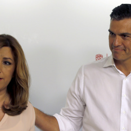 Los candidatos a la Secretaría General del PSOE Susana DÍaz y Pedro Sánchez posan para los medios gráficos en la sede socialista de Madrid, tras conocerse los resultados de las primarias. EFE/Javier Lizón.