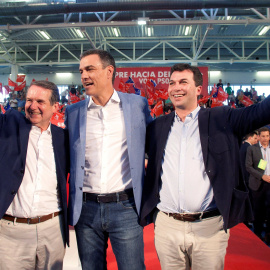 El presidente del Gobierno en funciones, Pedro Sánchez (c), acompañado por el presidente del PSdeG-PSOE Gonzalo Caballero (d) y el candidato a la alcaldía de Vigo Abel Caballero (i), durante el acto electoral en el pabellón de Navia, en Vigo. EFE/Salv