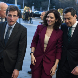 El alcalde de Madrid, José Luis Martínez-Almeida, la presidenta de la Comunidad de Madrid, Isabel Díaz Ayuso, y el presidente de la Junta de Andalucía, Juanma Moreno, durante el acto de homenaje a las Comunidades Andaluzas en Madrid y entrega de los P