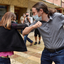 El secretario general de Podemos y vicepresidente segundo del Gobierno, Pablo Iglesias (d), se ha reunido este viernes en Durango (Bizkaia) con la candidata a lehendakari de Elkarrekin Podemos-IU, Miren Gorrotxategi (i). EFE/Miguel Toña