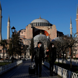 Dos personas con mascarilla pasean por Estambul. REUTERS