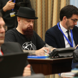 César Strawberry durante la jornada de '5 años de Leyes de Mordaza' organizada por la PDLI en el Congreso de los Diputados. / PDLI