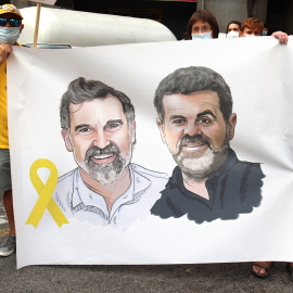 Una pancarta a l'acció convocada per Òmnium i l'ANC davant la delegació del Govern espanyol a Barcelona coincidint amb els mil dies de presó de Jordi Cuixart i Jordi Sànchez. AINA MARTÍ / ACN