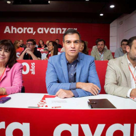 El secretario general del PSOE, Pedro Sánchez, junto a José Luis Ábalos (derecha) y la presidenta d los socialistas, Cristina Narbona, en el último Comité Federal del partido. (LUCA PIERGIOVANNI | EFE)