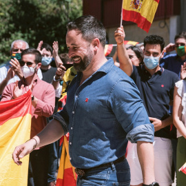 28/06/2020.- El líder de Vox, Santiago Abascal, pasea por el pueblo de Laguardia durante la campaña electoral para las elecciones vascas. EFE/ Jon Rodriguez Bilbao