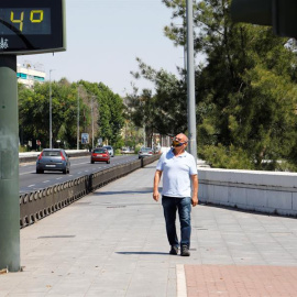 Un hombre usa mascarilla en plena ola de calor en Sevilla. EFE