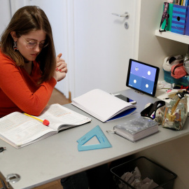 Una alumna italiana participa en una clase online de su instituto.  REUTERS/Guglielmo Mangiapane