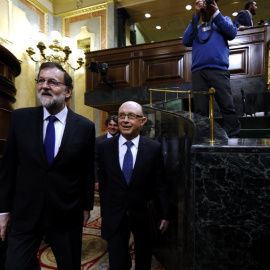 El presidente del Gobierno, Mariano Rajoy, con el ministro de Hacienda, Cristóbal Montoro, en el Hemiciclo del Congreso. E.P.