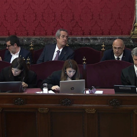 Los acusados Oriol Junqueras , Raül Romeva, Joaquim Forn, Jordi Sánchez, Jordi Turull, detras de los abogados Andreu Van den Eynde y Jordi Pina, durante la décima semana del juicio del procés con la declaración como testigo del número dos del operat