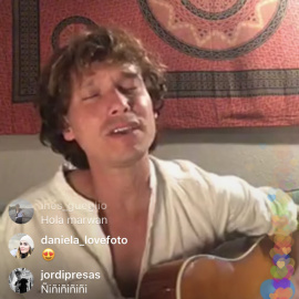 El cantant Ramon Mirabet durant el seu primer concert en streaming per Instagram a causa del confinament pel coronavirus.