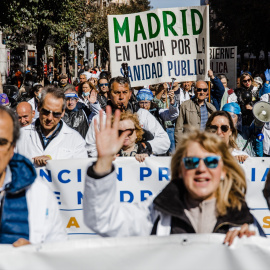 Médicos y pediatras de Atención Primaria y Urgencias Extrahospitalarias con bata blanca sujetan pancartas durante una manifestación para reclamar mejoras en el primer nivel asistencial, a 15 de marzo de 2023, en Madrid (España). Foto: Carlos Luján / 