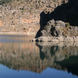 El embalse de As Conchas, en el cauce del río Limia, está a menos de veinte kilómetros de Portugal.