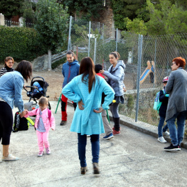 Pares, alumnes i professors al patí de l'escola de Tírvia, al Pallars Sobirà, abans d'entrar al centre. Imatge del 12 de setembre del 2019. (horitzontal) Marta Lluvich | ACN