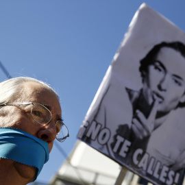 Un hombre protesta contra la ley mordaza en Madrid. REUTERS