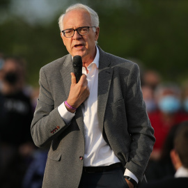 El candidato de Unidas Podemos a la Asamblea de Madrid, Agustín Moreno interviene durante el acto de cierre de campaña del partido en la Cuña Verde de Vicálvaro, a 2 de mayo de 2021, en Madrid (España). Foto: Isabel Infantes / Europa Press