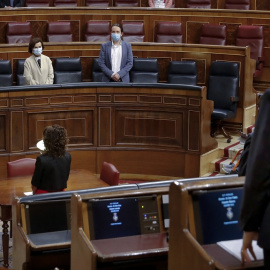 El líder del PP, Pablo Casado, de espaldas y el presidente del Ejecutivo, Pedro Sánchez, con los vicepresidentes Carmen Calvo y Pablo Iglesias en el hemiciclo del Congreso.