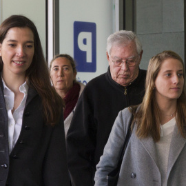 El exdirector administrativo del Palau de la Música, Jordi Montull (2d), y su hija Gemma Montull (c), acompañados de sus abogados, a su llegada a la Ciudad de la Justicia de Barcelona. EFE/Marta Pérez