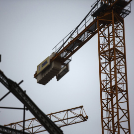 Una grúa con el logo de OHL en una obra en Madrid.. REUTERS/Andrea Comas