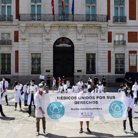 La organización Médicos Unidos por sus Derechos organiza este sábado ante la sede del gobierno regional de Madrid, en la Puerta del Sol, una concentración y un minuto de silencio por los sanitarios fallecidos durante la pandemia de COVID-19. EFE/Víct