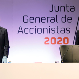 El presidente de Repsol, Antonio Brufau, y el Consejero Delegado, Josu Jon Imaz, ambos con mascarillas y guantes, en la junta de accionistas de la petrolera, celebrada en Madrid.- EFE/REPSOL