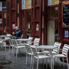 Un hombre almuerza en la terraza de un bar de Valencia.
EFE