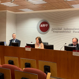 La presidenta de la Autoridad Independiente de Responsabilidad Fiscal (AIReF), Cristina Herrero (c), en la presentación del primer estudio de la segunda fase del 'Spending Review' comprometido con la UE.