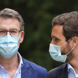 El presidente de la Xunta, Alberto Núñez Feijóo, con el líder del PP, Pablo Casado, en el acto de presentación de la lista para las elecciones del 12 de Julio realizado en Santiago de Compostela. - ÁLVARO BALLESTEROS / EUROPA PRESS