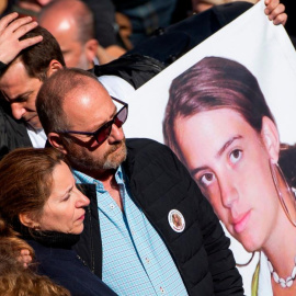 Los padres de Marta del Castillo y el abuelo, en la manifestación convocada por la familia para pedir la repetición del juicio por el asesinato de la joven | EFE/Archivo