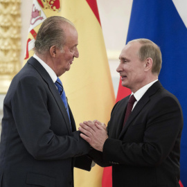  El rey emérito de España, Juan Carlos I, y el presidente de Rusia, Vladímir Putin (i), se saludan en un momento de la ceremonia oficial celebrada en 2012 en la que el monarca recibió el Premio Estatal de Rusia, máximo galardón que concede este paí