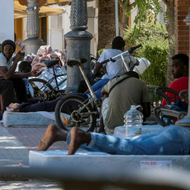 Un grupo de trabajadores migrantes en la plaza de España de Lepe (Huelva), donde protestan para que el Ayuntamiento dé una solución tras varios incendios en sus asentamientos de chabolas.- EFE/ Julián Pérez