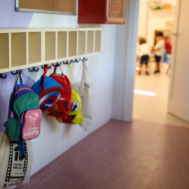  Varias mochilas en una percha de un aula de 0 a 3 años del colegio CEIP Hernán Cortés, durante el primer día de comienzo del curso escolar, a 7 de septiembre de 2022, en Madrid. Marta Fernández / Europa Press