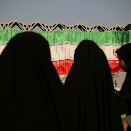 Las mujeres se paran frente a la bandera iraní durante un mitin en la plaza Imam Hossein en el centro de Teherán para conmemorar el aniversario de Dey 9 Epic, a 29 de diciembre de 2022, en Teherán (Irán). Foto: Rouzbeh Fouladi / ZUMA Press Wire / DPA