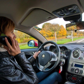 El uso del móvil al volante. EFE