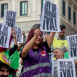 Activistas de Amnistía Internacional con pancartas se manifiestan frente al Congreso de los Diputados para denunciar los retrasos en la Ley de Vivienda en Madrid (España). Foto: Ricardo Rubio / Europa Press