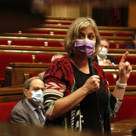 La consellera de Salut, Alba Vergés, intervenint amb mascareta a la sessió de control. ACN/Sílvia Jardí