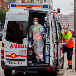 Una ambulancia en el centro de Gijón. EFE/Alberto Morante/Archivo