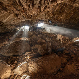 Miembros del equipo entrando en la cueva mexicana de Chiquihuite donde se han producido los últimos hallazgos. / SINC- Devlin A. Gandy