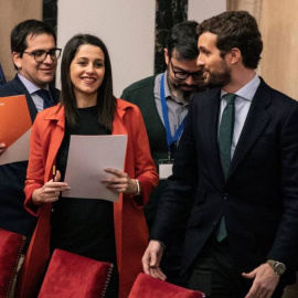 El líder del PP, Pablo Casado, junto a la presidenta de Cs, Inés Arrimadas, y el secretario general de Cs en el Congreso, Jose María Espejo, el pasado mes de febrero. Fuente: Cs (Pedro Ruiz)