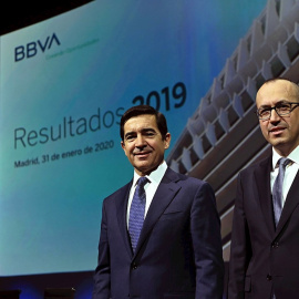 El presidente del BBVA, Carlos Torres, y el consejero delegado, Onur Genç, en la presentación de resultados de la entidad en 2019. EFE